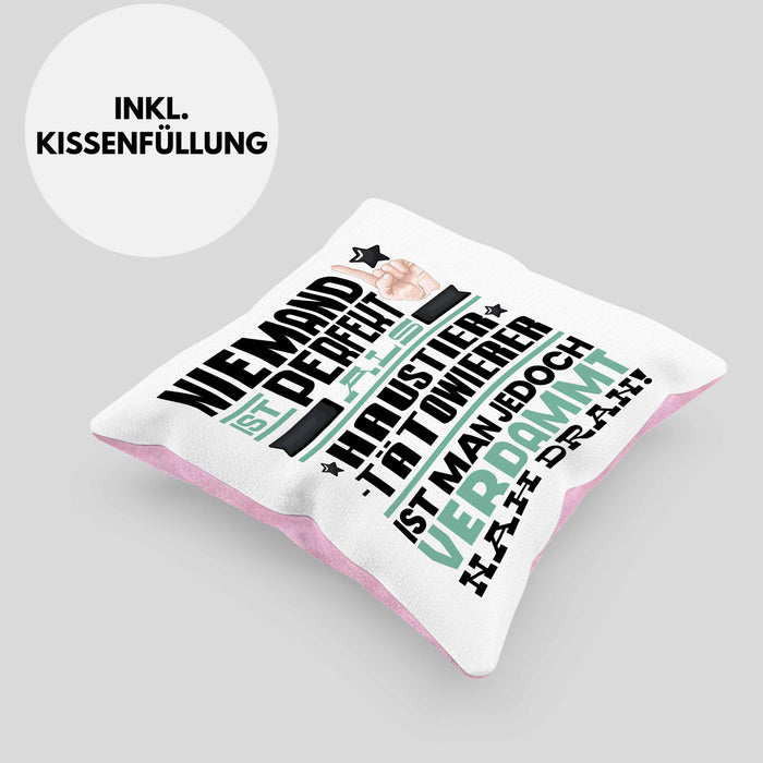 Haustier-Tätowierer Geschenk Kissen mit Füllung 40x40 Lustige Geschenkidee für Haustier-Tätowierer Geburtstag Niemand Ist Perfekt Aber Als Haustier-Tätowierer Ist Man Nah Dran (Grau) Rosa Trendation