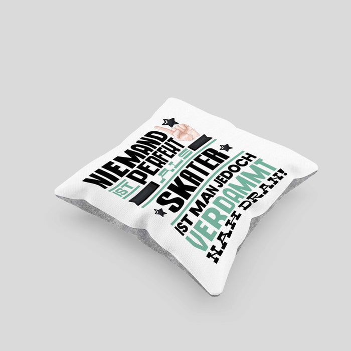 Skater Geschenk Kissen mit Füllung 40x40 Lustige Geschenkidee für Skater Geburtstag Niemand Ist Perfekt Aber Als Skater Ist Man Nah Dran (Grau) Grau Trendation