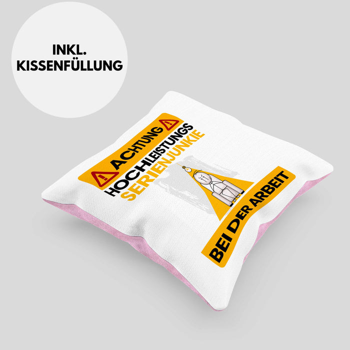 Serienjunkie Kissen mit Füllung 40x40 Geschenk Lustiger Spruch Geschenkidee für Serienjunkie Achtung Hochleistungs Serienjunkie Bei Der Arbeit (Grau) Rosa Trendation