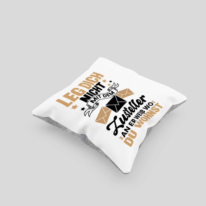 Postbote Paketzusteller Geschenk Kissen mit Füllung 40x40 Spruch Leg Dich Nicht Mit Dem Zusteller An Er Weiß Wo Du Wohnst Briefträger (Grau) Grau Trendation