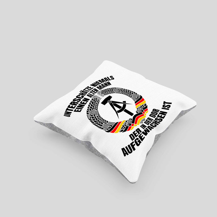 DDR Mann Kissen mit Füllung 40x40 Geschenk Unterschätze Niemals Einen Alten Mann Der In Der DDR AufgewachsenIst (Grau) Grau Trendation