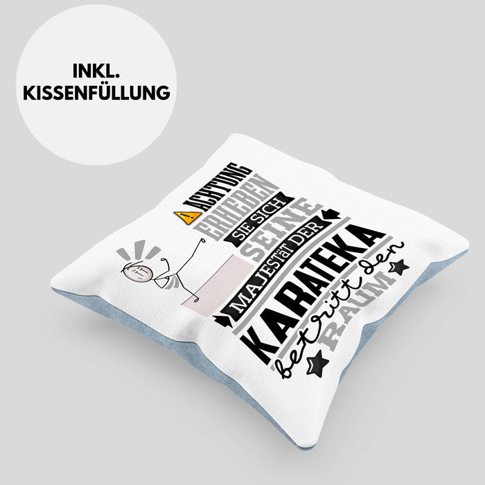 Karateka Geschenk Kissen mit Füllung 40x40 Lustiger Spruch Erheben Sie Sich Der Karateka Betritt den Raum (Grau) Blau Trendation