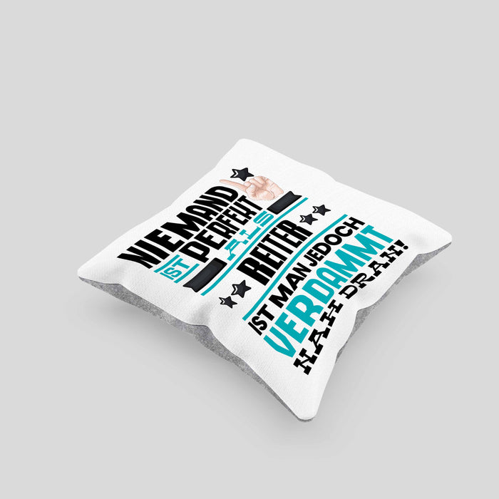 Reiter Geschenk Kissen mit Füllung 40x40 Lustige Geschenkidee für Reiter Geburtstag Niemand Ist Perfekt Aber Als Reiter Ist Man Nah Dran (Grau) Grau Trendation