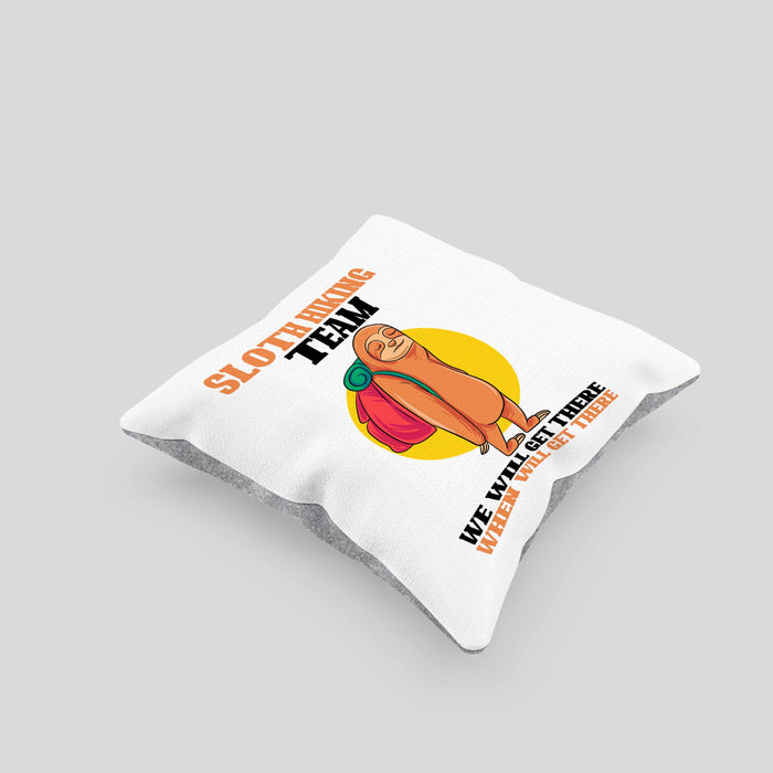 Sloth Hiking Team Kissen mit Füllung 40x40 Geschenk Lustiger Spruch Wander Berge We Will Get There When We Get There Geschenkidee Geburtstag (Grau) Grau Trendation