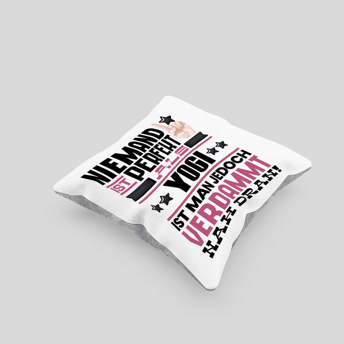 Yogi Geschenk Kissen mit Füllung 40x40 Lustige Geschenkidee für Yogi Geburtstag Niemand Ist Perfekt Aber Als Yogi Ist Man Nah Dran (Grau) Grau Trendation
