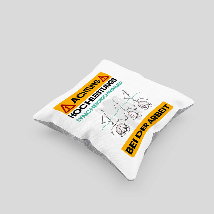 Synchronschwimmer Kissen mit Füllung 40x40 Geschenk Lustiger Spruch Geschenkidee für Synchronschwimmer Achtung Hochleistungs Synchronschwimmer Bei Der Arbeit (Grau) Grau Trendation