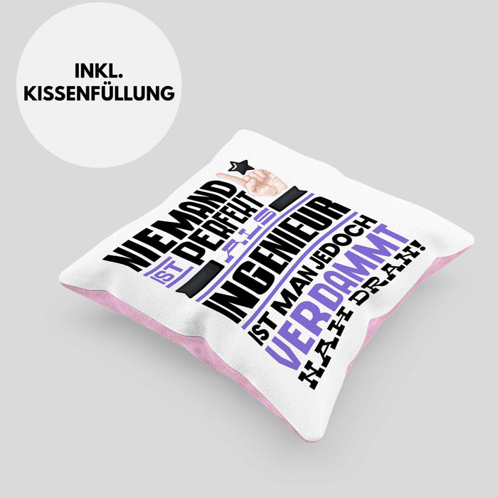 Ingenieur Geschenk Kissen mit Füllung 40x40 Lustige Geschenkidee für Ingenieur Geburtstag Niemand Ist Perfekt Aber Als Ingenieur Ist Man Nah Dran (Grau) Rosa Trendation