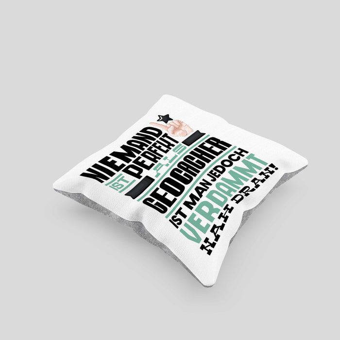 Geocacher Geschenk Kissen mit Füllung 40x40 Lustige Geschenkidee für Geocacher Geburtstag Niemand Ist Perfekt Aber Als Geocacher Ist Man Nah Dran (Grau) Grau Trendation