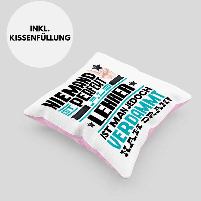 Lehrer Geschenk Kissen mit Füllung 40x40 Lustige Geschenkidee für Lehrer Geburtstag Niemand Ist Perfekt Aber Als Lehrer Ist Man Nah Dran (Grau) Rosa Trendation