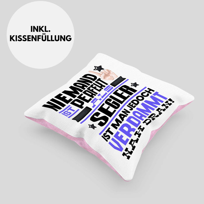 Segler Geschenk Kissen mit Füllung 40x40 Lustige Geschenkidee für Segler Geburtstag Niemand Ist Perfekt Aber Als Segler Ist Man Nah Dran (Grau) Rosa Trendation
