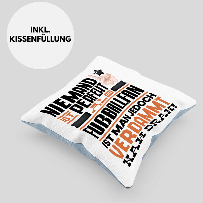 Fußballfan Geschenk Kissen mit Füllung 40x40 Lustige Geschenkidee für Fußballfan Geburtstag Niemand Ist Perfekt Aber Als Fußballfan Ist Man Nah Dran (Grau) Blau Trendation