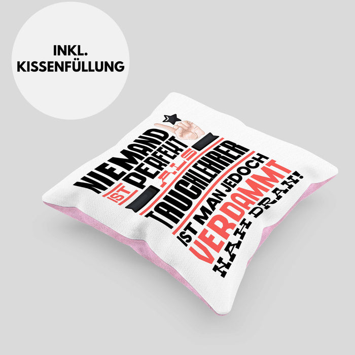 Tauchlehrer Geschenk Kissen mit Füllung 40x40 Lustige Geschenkidee für Tauchlehrer Geburtstag Niemand Ist Perfekt Aber Als Tauchlehrer Ist Man Nah Dran (Grau) Rosa Trendation
