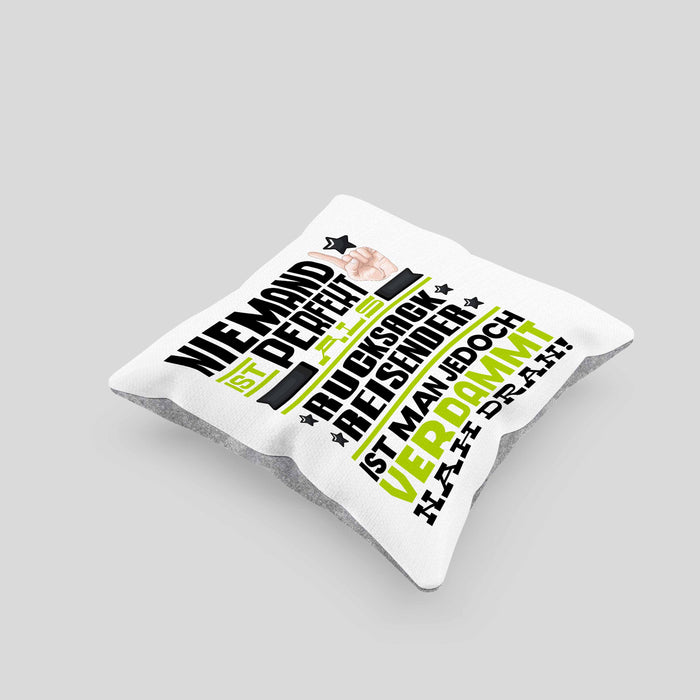 Rucksackreisender Geschenk Kissen mit Füllung 40x40 Lustige Geschenkidee für Rucksackreisender Geburtstag Niemand Ist Perfekt Aber Als Rucksackreisender Ist Man Nah Dran (Grau) Grau Trendation