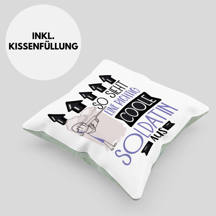 Soldatin Geschenk Kissen mit Füllung 40x40 Geschenkidee für Soldatin Geburtstag Weihnachten Spruch So Sieht Eine Richtig Coole Soldatin Aus (Grau) Grün Trendation