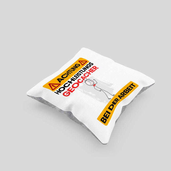 Geocacher Kissen mit Füllung 40x40 Geschenk Lustiger Spruch Geschenkidee für Geocacher Achtung Hochleistungs Geocacher Bei Der Arbeit (Grau) Grau Trendation