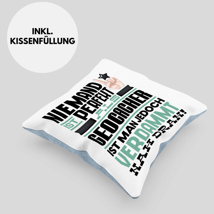 Geocacher Geschenk Kissen mit Füllung 40x40 Lustige Geschenkidee für Geocacher Geburtstag Niemand Ist Perfekt Aber Als Geocacher Ist Man Nah Dran (Grau) Blau Trendation