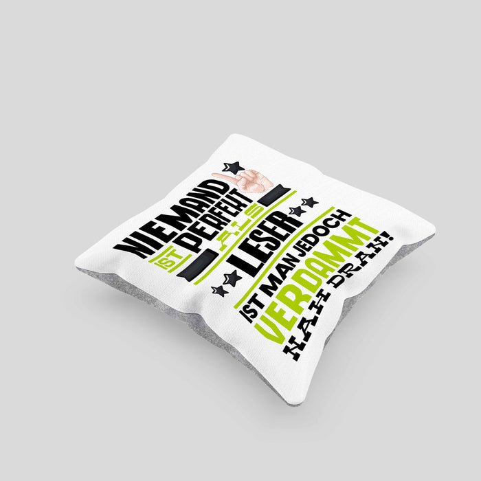 Leser Geschenk Kissen mit Füllung 40x40 Lustige Geschenkidee für Leser Geburtstag Niemand Ist Perfekt Aber Als Leser Ist Man Nah Dran (Grau) Grau Trendation