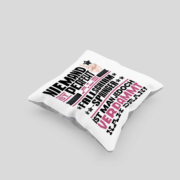 Fallschirmspringer Geschenk Kissen mit Füllung 40x40 Lustige Geschenkidee für Fallschirmspringer Geburtstag Niemand Ist Perfekt Aber Als Fallschirmspringer Ist Man Nah Dran (Grau) Grau Trendation