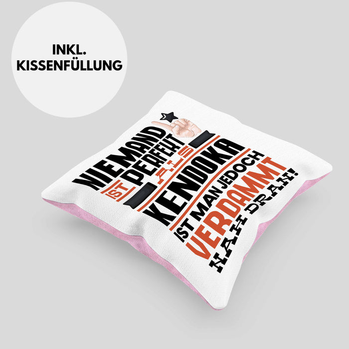 Kendoka Geschenk Kissen mit Füllung 40x40 Lustige Geschenkidee für Kendoka Geburtstag Niemand Ist Perfekt Aber Als Kendoka Ist Man Nah Dran (Grau) Rosa Trendation