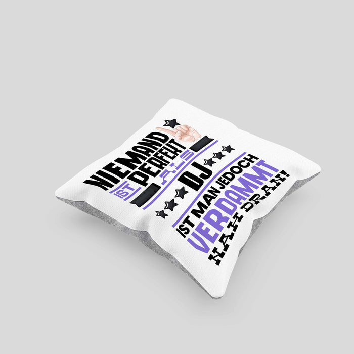 DJ Geschenk Kissen mit Füllung 40x40 Lustige Geschenkidee für DJ Geburtstag Niemand Ist Perfekt Aber Als DJ Ist Man Nah Dran (Grau) Grau Trendation
