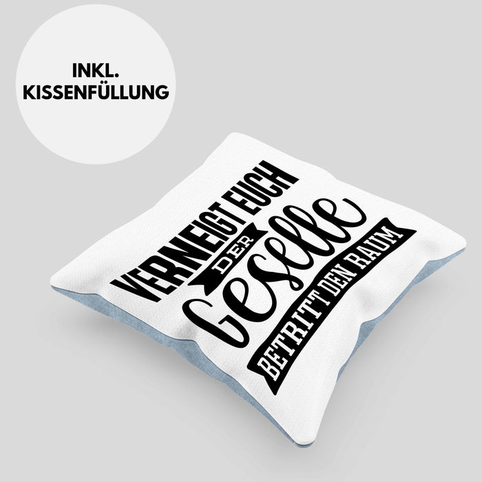 Geselle Prüfung Bestanden Kissen mit Füllung 40x40 Geschenk Verneigt Euch Der Geselle Betritt Den Raum (Grau) Blau Trendation