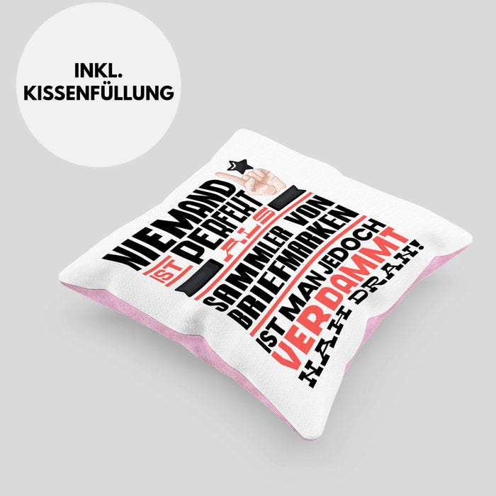 Sammler von Briefmarken Geschenk Kissen mit Füllung 40x40 Lustige Geschenkidee für Sammler von Briefmarken Geburtstag Niemand Ist Perfekt Aber Als Sammler von Briefmarken Ist Man Nah Dran (Grau) Rosa Trendation