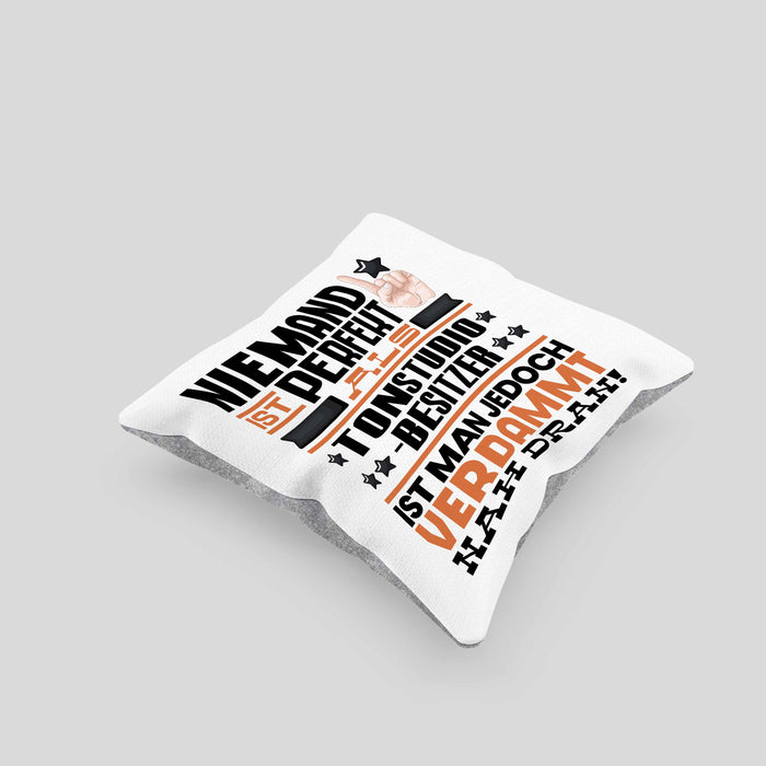 Tonstudio-Besitzer Geschenk Kissen mit Füllung 40x40 Lustige Geschenkidee für Tonstudio-Besitzer Geburtstag Niemand Ist Perfekt Aber Als Tonstudio-Besitzer Ist Man Nah Dran (Grau) Grau Trendation