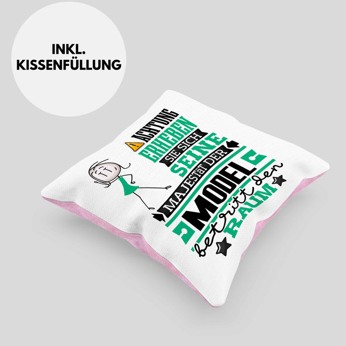 Model Geschenk Kissen mit Füllung 40x40 Lustiger Spruch Erheben Sie Sich Der Model Betritt den Raum (Grau) Rosa Trendation