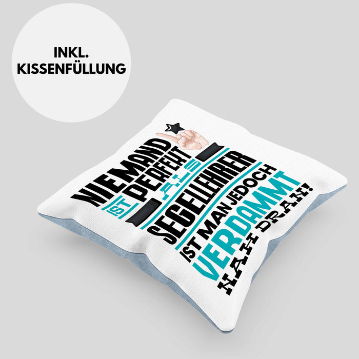 Segellehrer Geschenk Kissen mit Füllung 40x40 Lustige Geschenkidee für Segellehrer Geburtstag Niemand Ist Perfekt Aber Als Segellehrer Ist Man Nah Dran (Grau) Blau Trendation