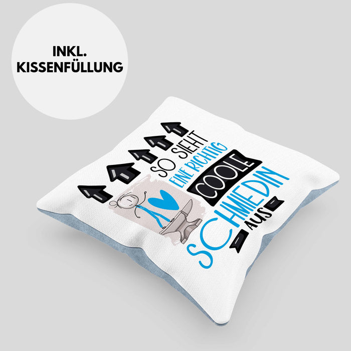 Schmiedin Geschenk Kissen mit Füllung 40x40 Geschenkidee für Schmiedin Geburtstag Weihnachten Spruch So Sieht Eine Richtig Coole Schmiedin Aus (Grau) Blau Trendation