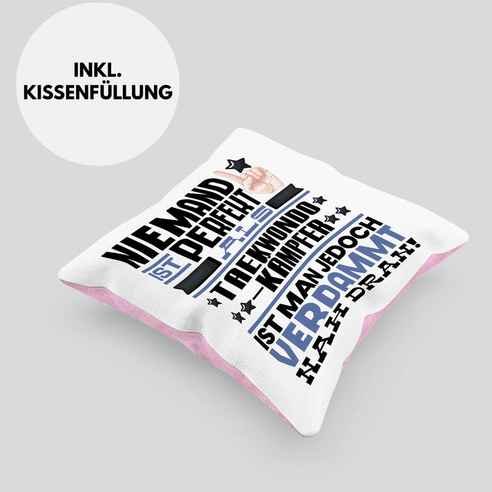Taekwondo-Kämpfer Geschenk Kissen mit Füllung 40x40 Lustige Geschenkidee für Taekwondo-Kämpfer Geburtstag Niemand Ist Perfekt Aber Als Taekwondo-Kämpfer Ist Man Nah Dran (Grau) Rosa Trendation
