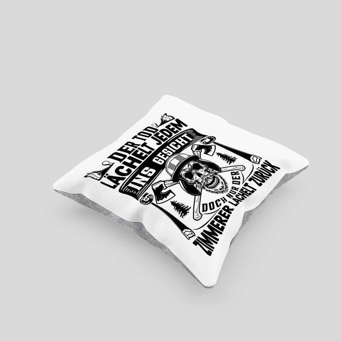 Zimmerer Geschenk Kissen mit Füllung 40x40 Der Tod Lächelt Jedem Ins Gesicht Doch Nur Der Zimmerer Läächelt Zurück (Grau) Grau Trendation