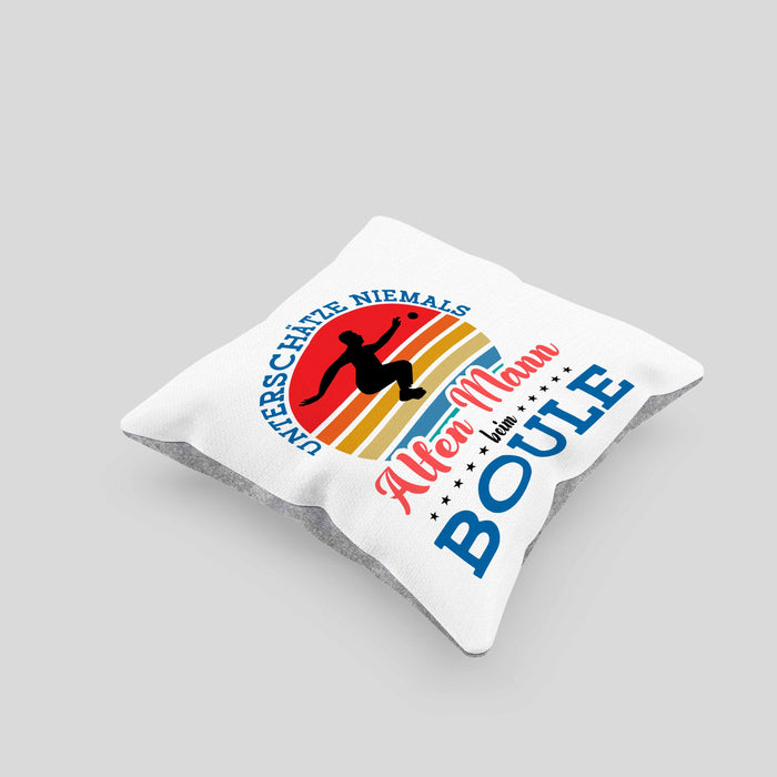 Boule Kissen mit Füllung 40x40 für Boule-Spieler als Geschenkidee Spruch Unterschätze Niemals Einen Alten Mann Beim Boule (Grau) Grau Trendation