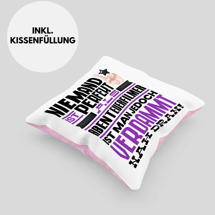 Abenteuerfilmer Geschenk Kissen mit Füllung 40x40 Lustige Geschenkidee für Abenteuerfilmer Geburtstag Niemand Ist Perfekt Aber Als Abenteuerfilmer Ist Man Nah Dran (Grau) Rosa Trendation