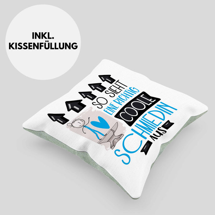 Schmiedin Geschenk Kissen mit Füllung 40x40 Geschenkidee für Schmiedin Geburtstag Weihnachten Spruch So Sieht Eine Richtig Coole Schmiedin Aus (Grau) Grün Trendation
