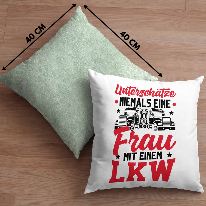 LKW Fahrerin Kissen mit Füllung 40x40 Geschenk Frauen Lastkraftwagen Fahrerin Geschenkidee für Frauen Unterschätze Niemals Eine Frau Mit Einem LKW (Grau) Grün Trendation