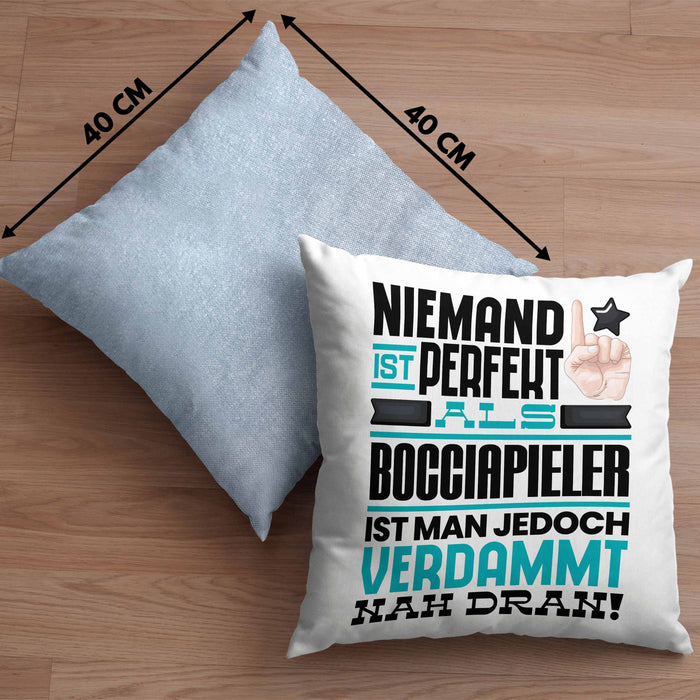 Bocciapieler Geschenk Kissen mit Füllung 40x40 Lustige Geschenkidee für Bocciapieler Geburtstag Niemand Ist Perfekt Aber Als Bocciapieler Ist Man Nah Dran (Grau) Blau Trendation