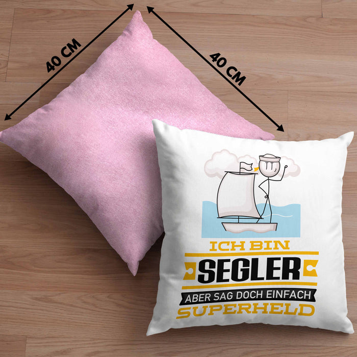 Segler Geschenk Kissen mit Füllung 40x40 Ich Bin Segler Aber Sag Doch Einfach Superheld Lustige Geschenkdiee für Segler (Grau) Rosa Trendation