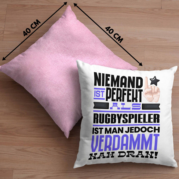 Rugbyspieler Geschenk Kissen mit Füllung 40x40 Lustige Geschenkidee für Rugbyspieler Geburtstag Niemand Ist Perfekt Aber Als Rugbyspieler Ist Man Nah Dran (Grau) Rosa Trendation