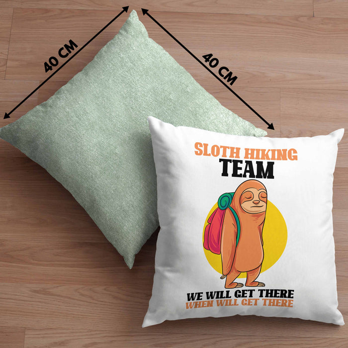 Sloth Hiking Team Kissen mit Füllung 40x40 Geschenk Lustiger Spruch Wander Berge We Will Get There When We Get There Geschenkidee Geburtstag (Grau) Grün Trendation