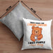 Bär Kaffe Kissen mit Füllung 40x40 Geschenk Lustiger Spruch I Hate People And I Know Things Geschenkidee Geburtstag (Grau) Grau Trendation