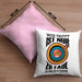 Bogenschießen Kissen mit Füllung 40x40 mit Bogenschütze Spruch - Geschenk für Pfeil und Bogen Fans Wer Trifft Ist Nur Zu Faul Zum Suchen (Grau) Rosa Trendation