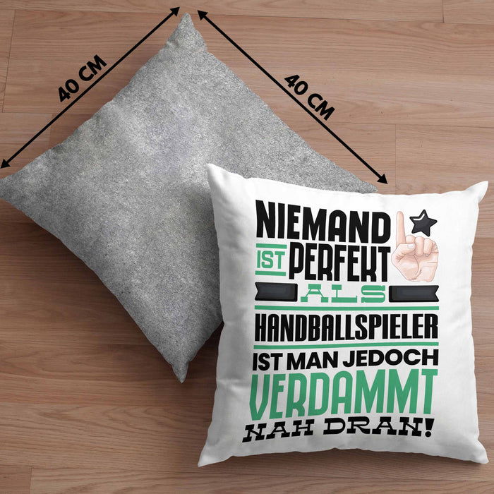 Handballspieler Geschenk Kissen mit Füllung 40x40 Lustige Geschenkidee für Handballspieler Geburtstag Niemand Ist Perfekt Aber Als Handballspieler Ist Man Nah Dran (Grau) Grau Trendation