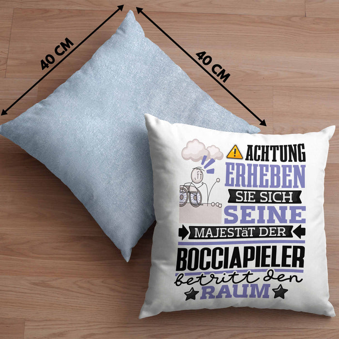 Bocciapieler Geschenk Kissen mit Füllung 40x40 Lustiger Spruch Erheben Sie Sich Der Bocciapieler Betritt den Raum (Grau) Blau Trendation