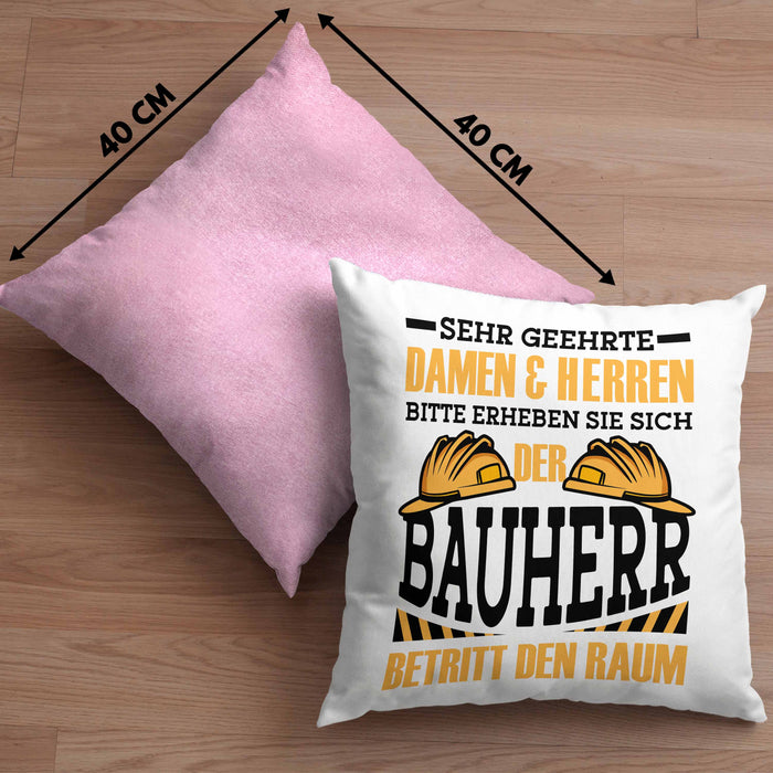 Bauherr Kissen mit Füllung 40x40 "Der Bauherr betritt den Raum" Geschenk für Bauherren Hausbesitzer Hausbauer (Grau) Rosa Trendation