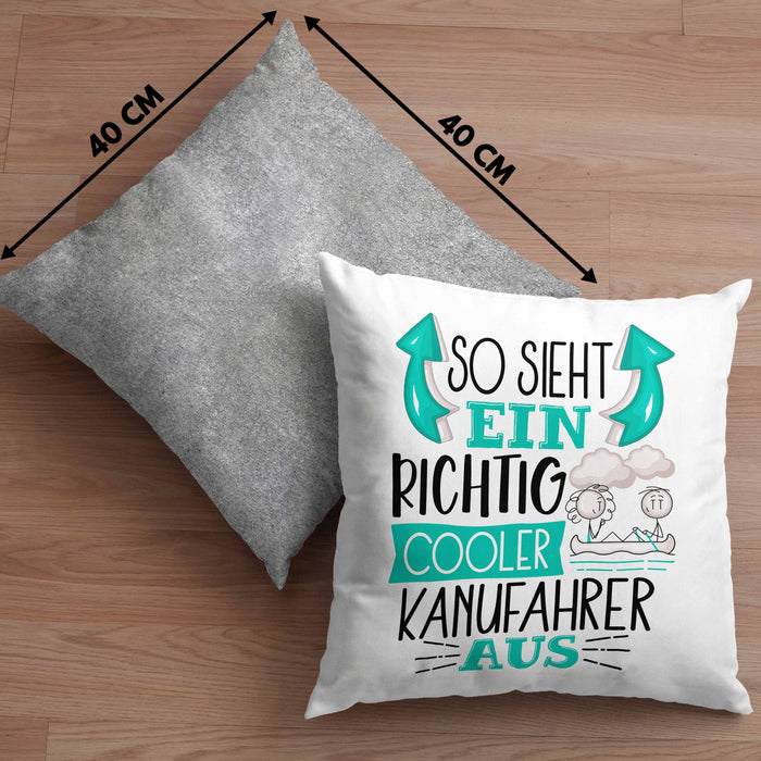 So Sieht Ein Richtig Cooler Kanufahrer Aus Geschenk Kissen mit Füllung 40x40 Lustiger Spruch Geschenkidee (Grau) Grau Trendation
