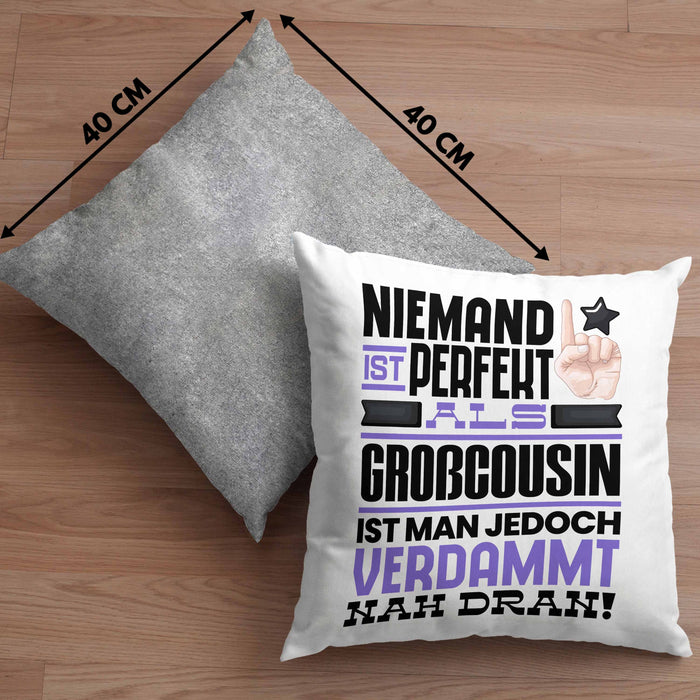 Großcousin Geschenk Kissen mit Füllung 40x40 Lustige Geschenkidee für Großcousin Geburtstag Niemand Ist Perfekt Aber Als Großcousin Ist Man Nah Dran (Grau) Grau Trendation