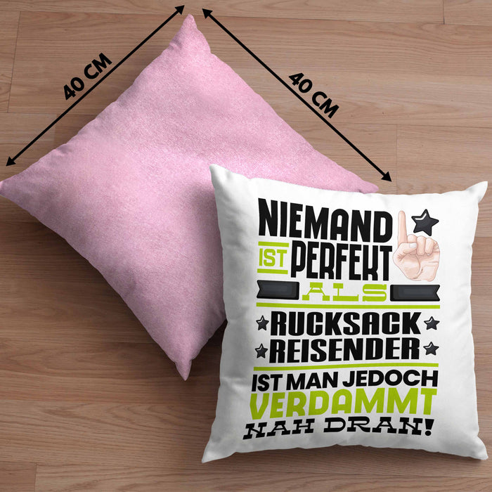 Rucksackreisender Geschenk Kissen mit Füllung 40x40 Lustige Geschenkidee für Rucksackreisender Geburtstag Niemand Ist Perfekt Aber Als Rucksackreisender Ist Man Nah Dran (Grau) Rosa Trendation