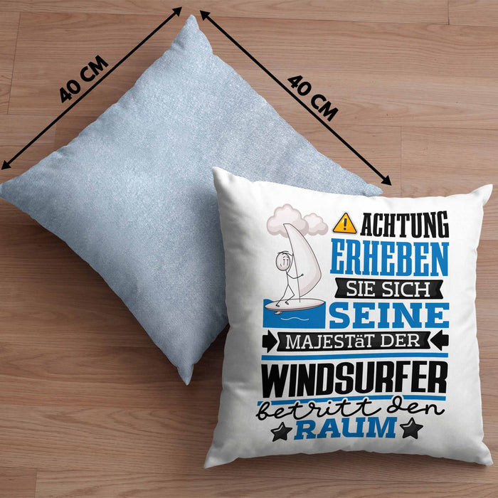 Windsurfer Geschenk Kissen mit Füllung 40x40 Lustiger Spruch Erheben Sie Sich Der Windsurfer Betritt den Raum (Grau) Blau Trendation