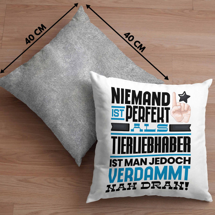 Tierwohlhaber Geschenk Kissen mit Füllung 40x40 Lustige Geschenkidee für Tierwohlhaber Geburtstag Niemand Ist Perfekt Aber Als Tierwohlhaber Ist Man Nah Dran (Grau) Grau Trendation